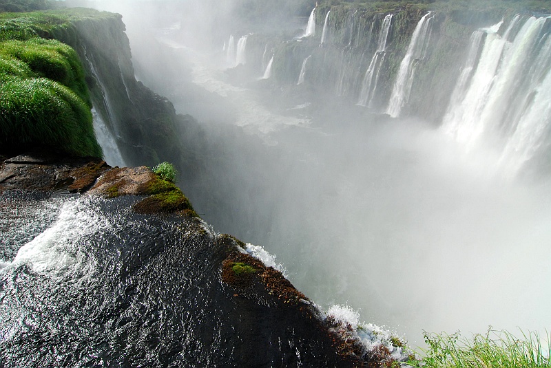 Laura i Astronom-442.JPG - Iguazu, największy wodspad - spoglądamy w Gardziel Diabła. Parana przelewa się przez katarakty. (Zdjęcie: Laura i Astronom)